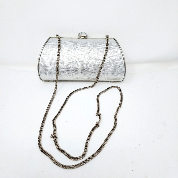 Handbags - 🔴3/$20 Silver Hard Case Cocktail Purse